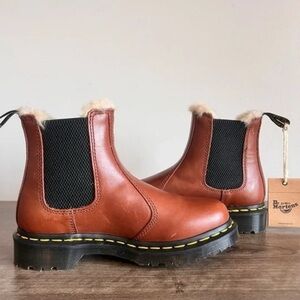 NWT Dr. Martens 2976 Leonore Fur Lined Chelsea Boots Brown Leather Size 7